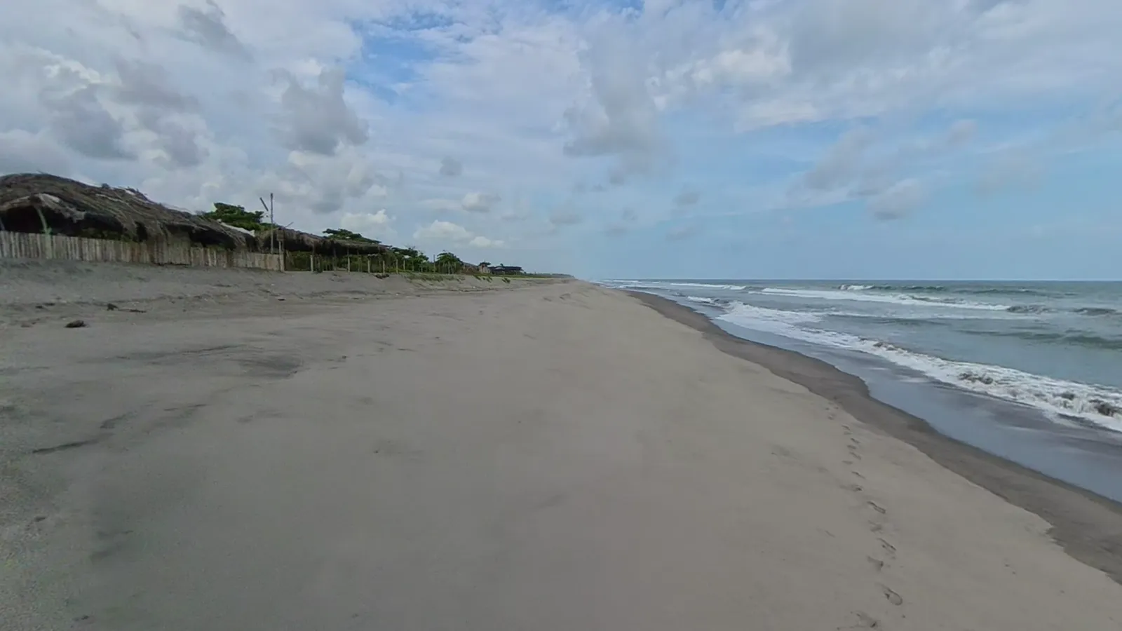 Playa Toluca, looking west. Nobody.